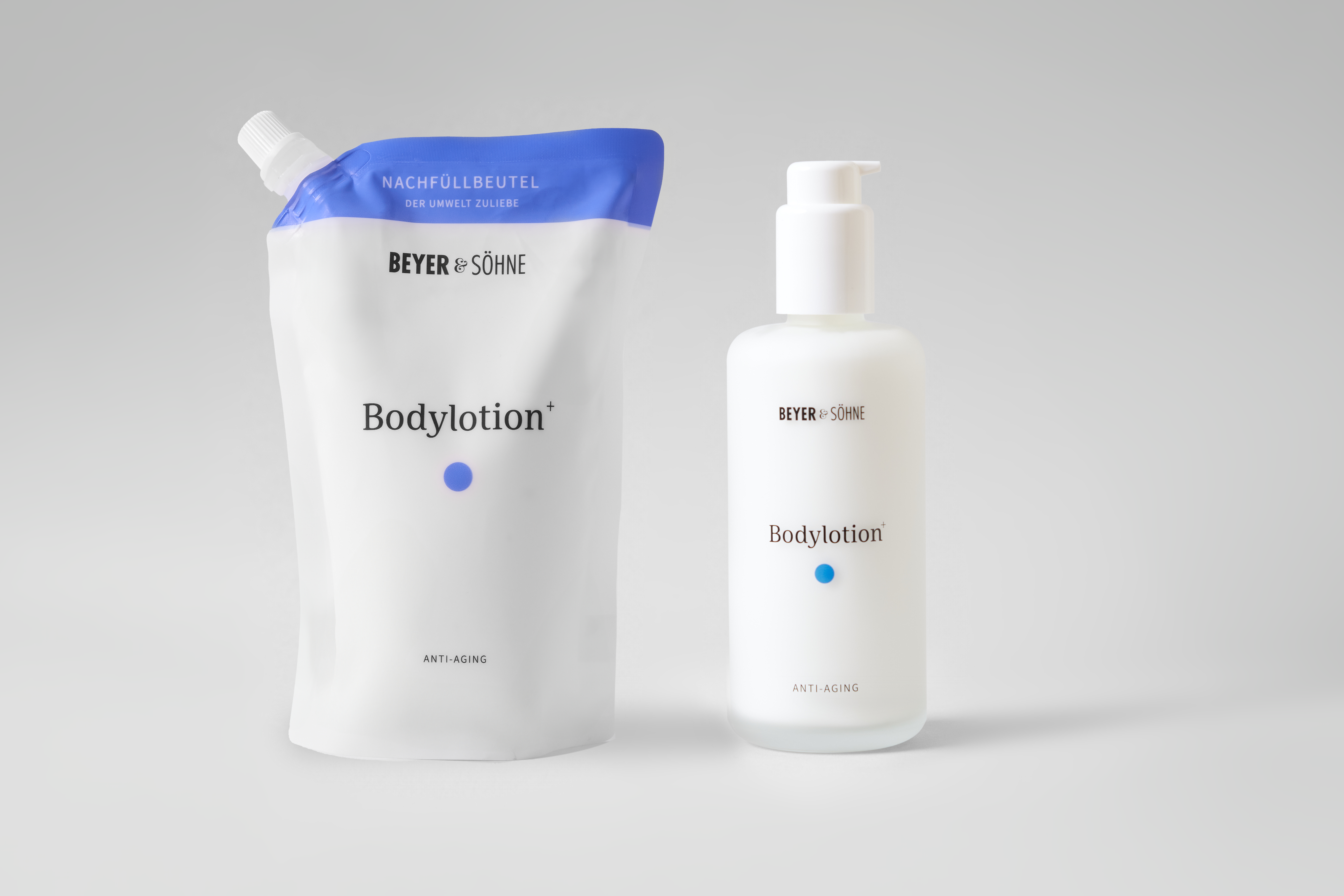 Set aus Beyer & Söhne Bodylotion in einer eleganten Pumpflasche und einem umweltfreundlichen Nachfüllbeutel. Entwickelt für intensive Feuchtigkeit und Anti-Aging-Effekte.